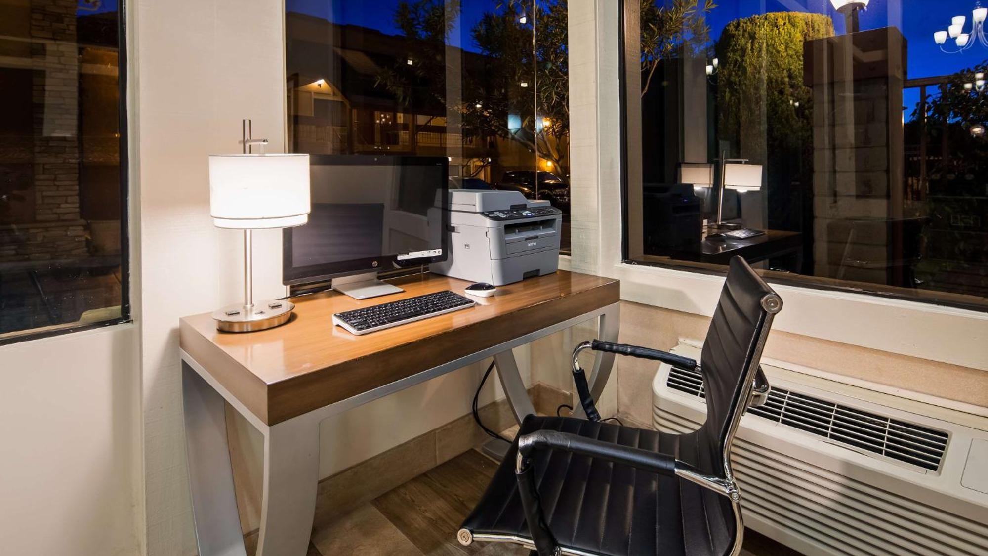 Best Western Plus Inn Of הייווארד מראה חיצוני תמונה