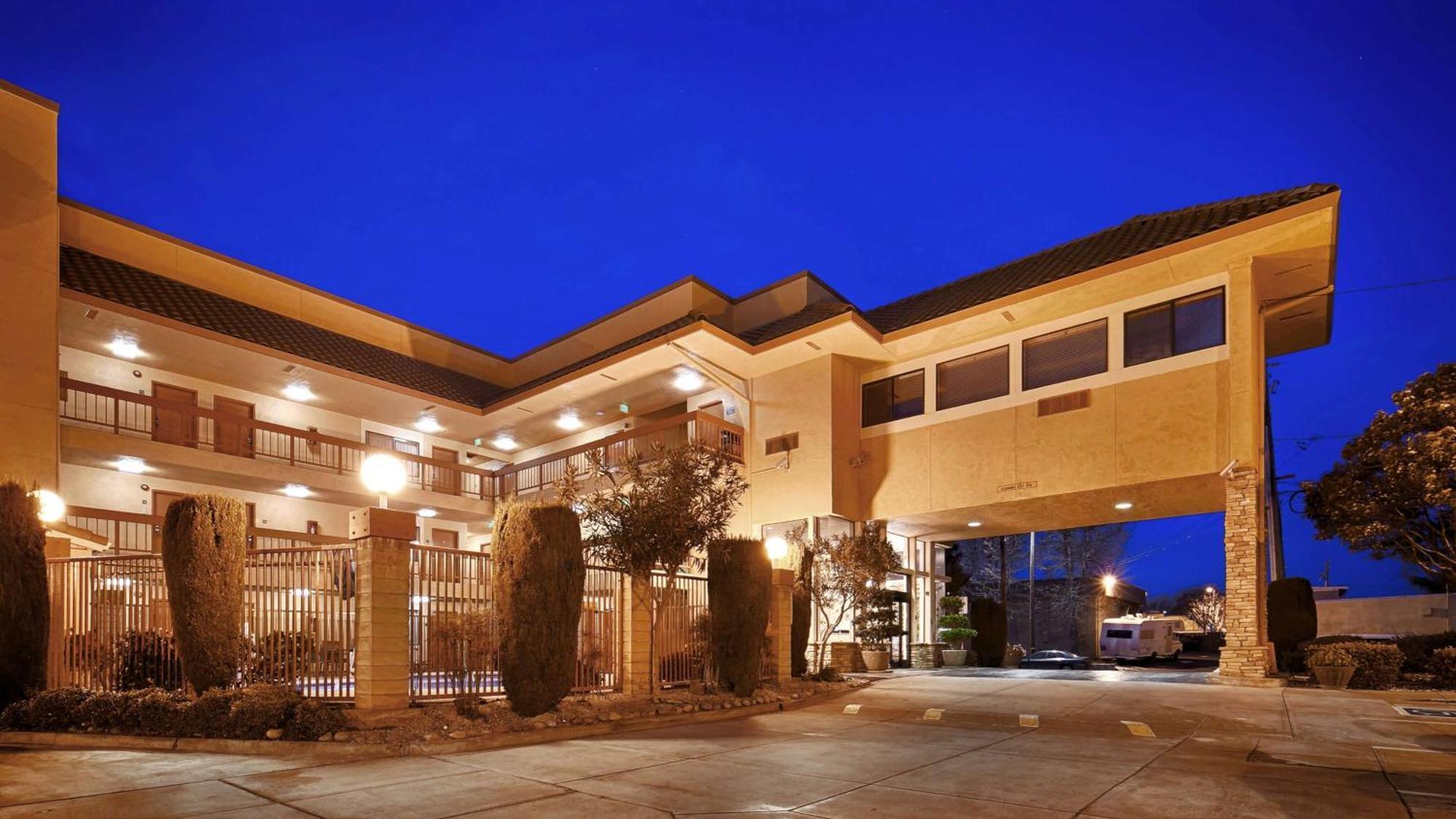Best Western Plus Inn Of הייווארד מראה חיצוני תמונה
